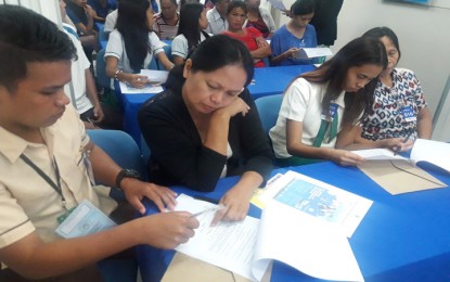 <p><strong>SCHOLARS.</strong> Recipients of SM Foundation, Inc. (SMFI) scholarship grant from Palawan fill up their forms at SM City Puerto Princesa Friday (April 27, 2018) . <em>(Photo courtesy of SM)</em></p>